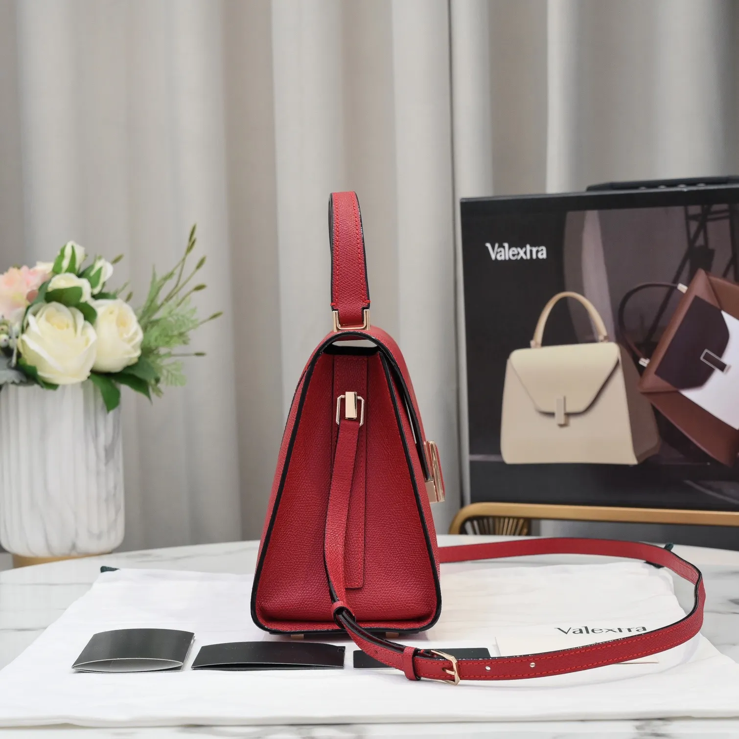 Valextra, the name of Italy's beloved horse, Iside is Val. One of extra's most iconic designs. There is no obvious logo, but the simple collective line design is very recognizable, full of architectural art, and shows a capable and intellectual style. It is made of imported palm-print lining cowhide, with up to five stitches of handwork, and the shiny oil edges test the skill of the craftsman. Large size: 26cm model 6627#